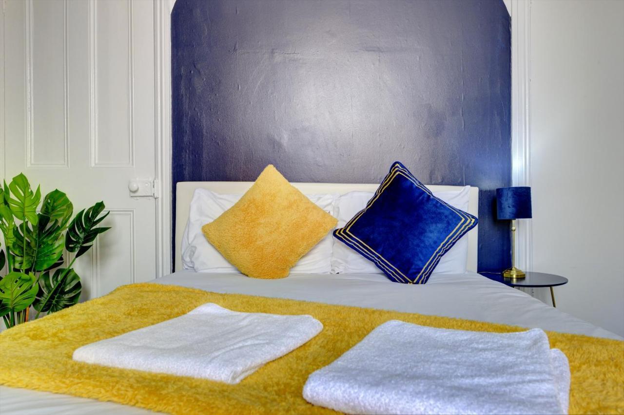 Cheerful Comfort: 2-bedroom With Free Parking & Wi-fi Casa de férias Coventry