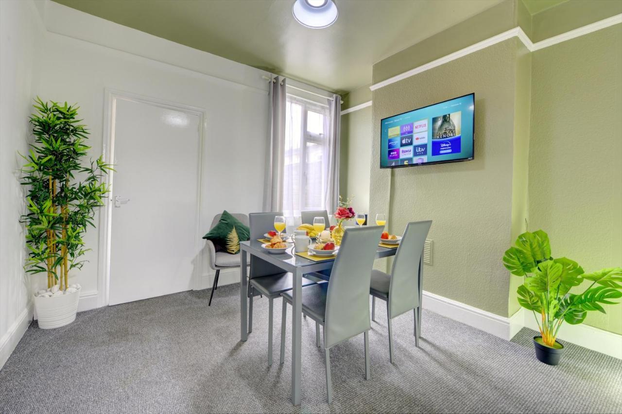 Cheerful Comfort: 2-bedroom With Free Parking & Wi-fi Casa de férias Coventry
