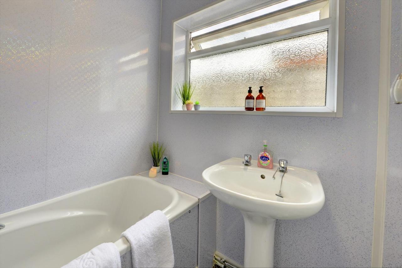 Cheerful Comfort: 2-bedroom With Free Parking & Wi-fi Casa de férias *