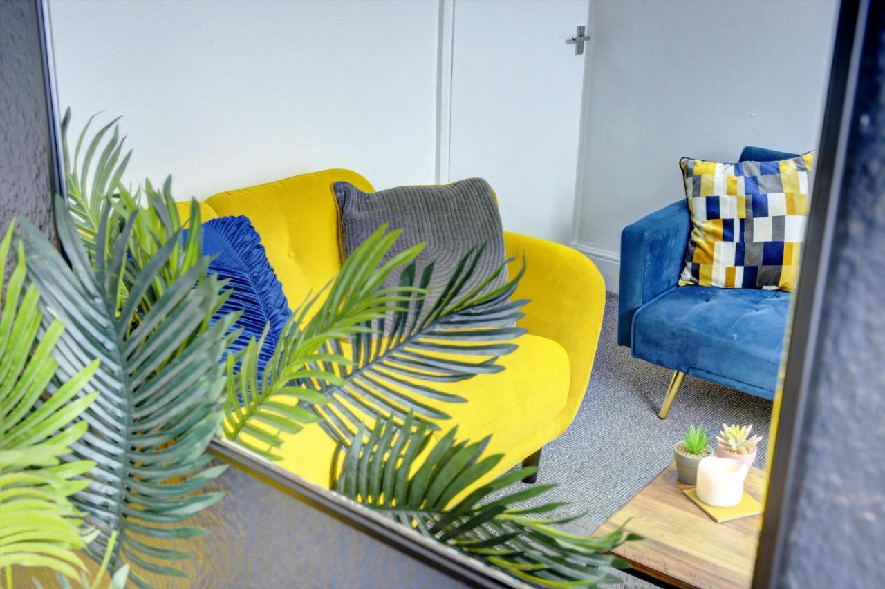 Casa de férias Cheerful Comfort: 2-bedroom With Free Parking & Wi-fi *