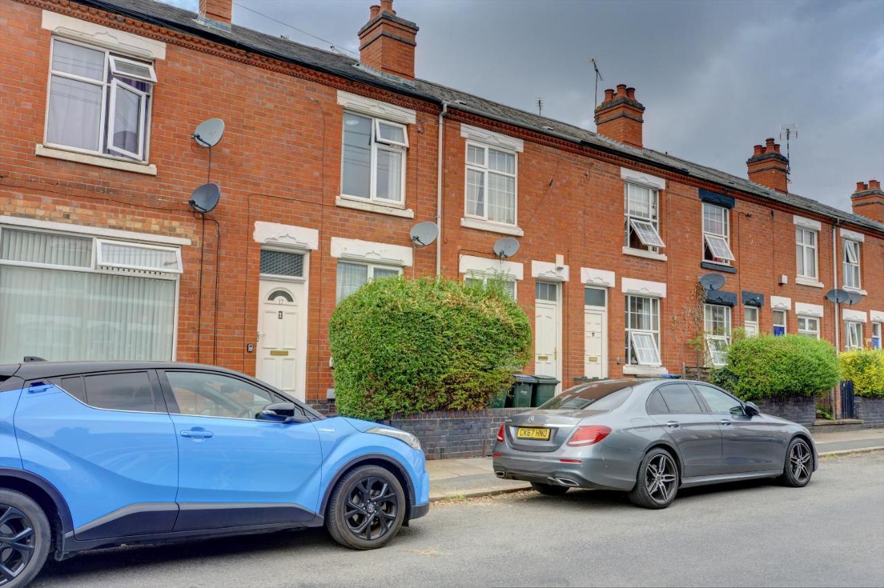 Cheerful Comfort: 2-bedroom With Free Parking & Wi-fi Casa de férias Coventry