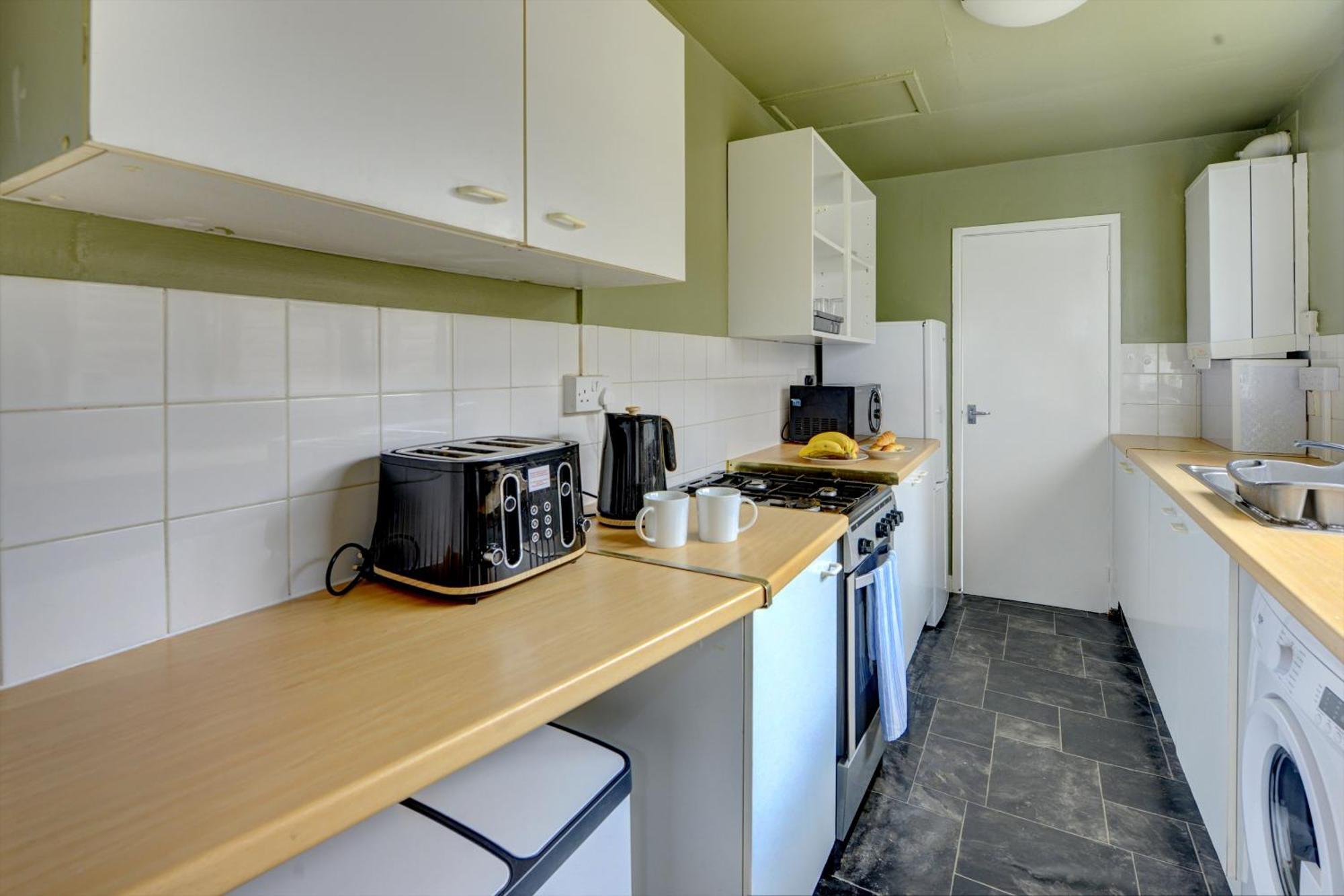 Cheerful Comfort: 2-bedroom With Free Parking & Wi-fi Casa de férias Coventry