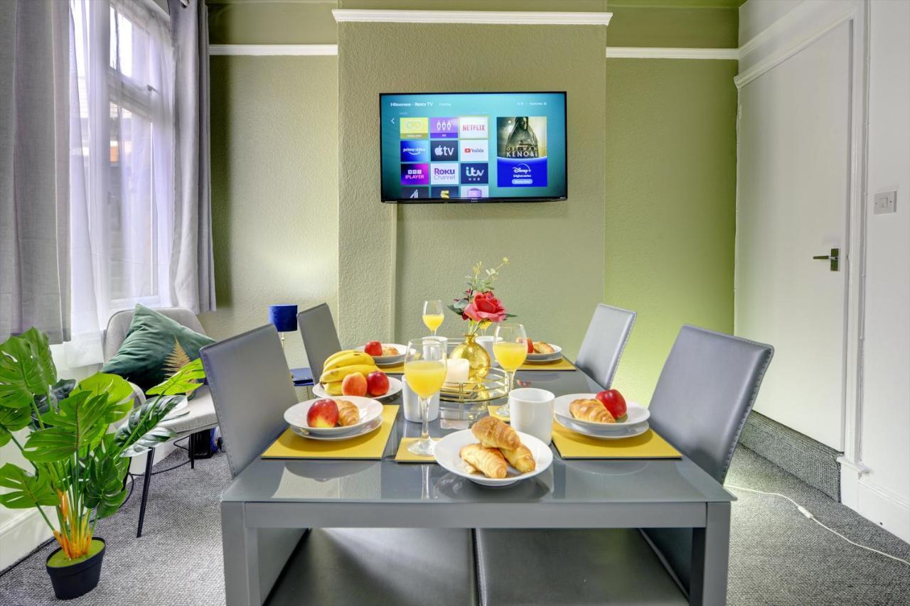 Cheerful Comfort: 2-bedroom With Free Parking & Wi-fi Casa de férias *