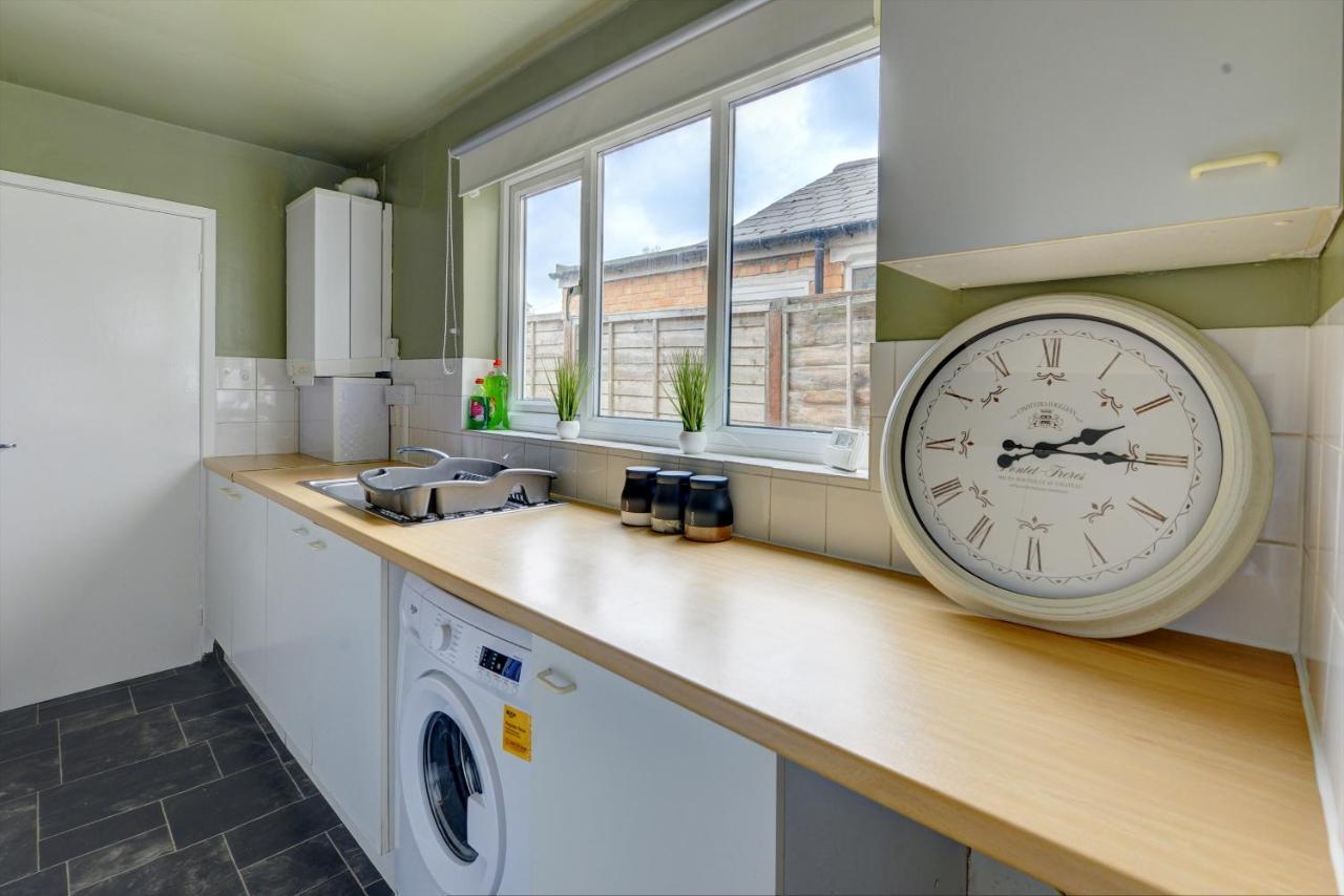 Cheerful Comfort: 2-bedroom With Free Parking & Wi-fi Coventry