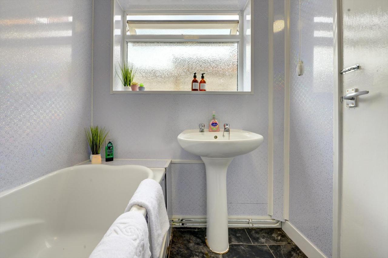 Cheerful Comfort: 2-bedroom With Free Parking & Wi-fi Coventry