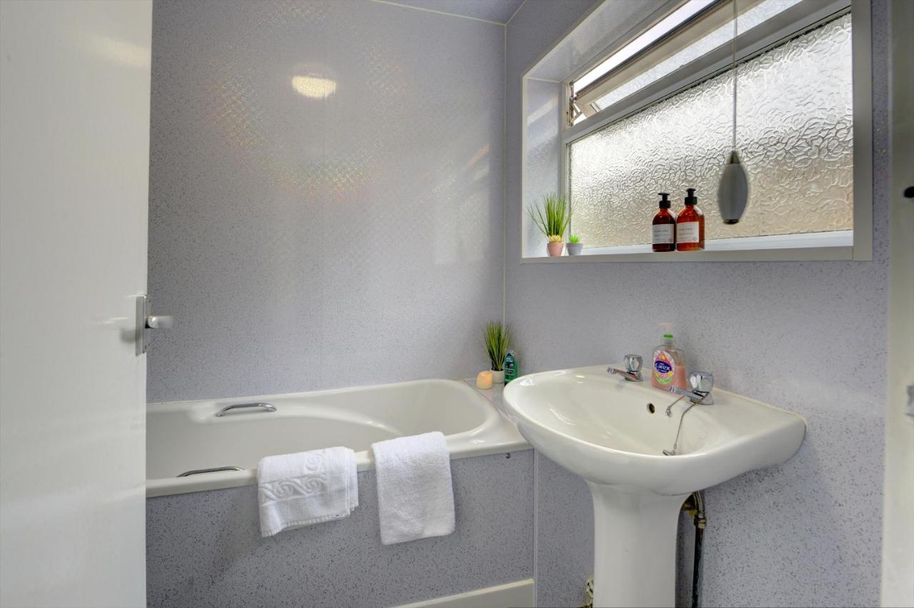 Casa de férias Cheerful Comfort: 2-bedroom With Free Parking & Wi-fi *