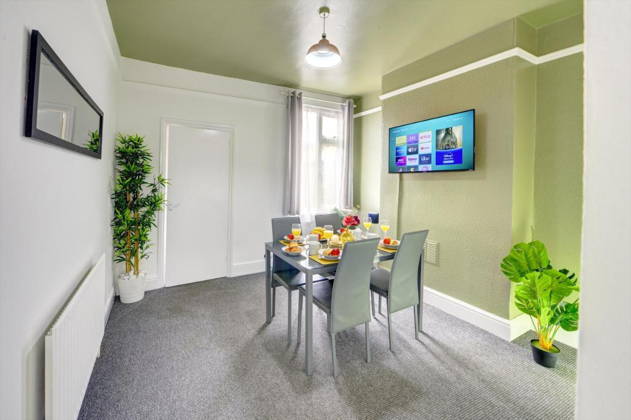Cheerful Comfort: 2-bedroom With Free Parking & Wi-fi Casa de férias Coventry
