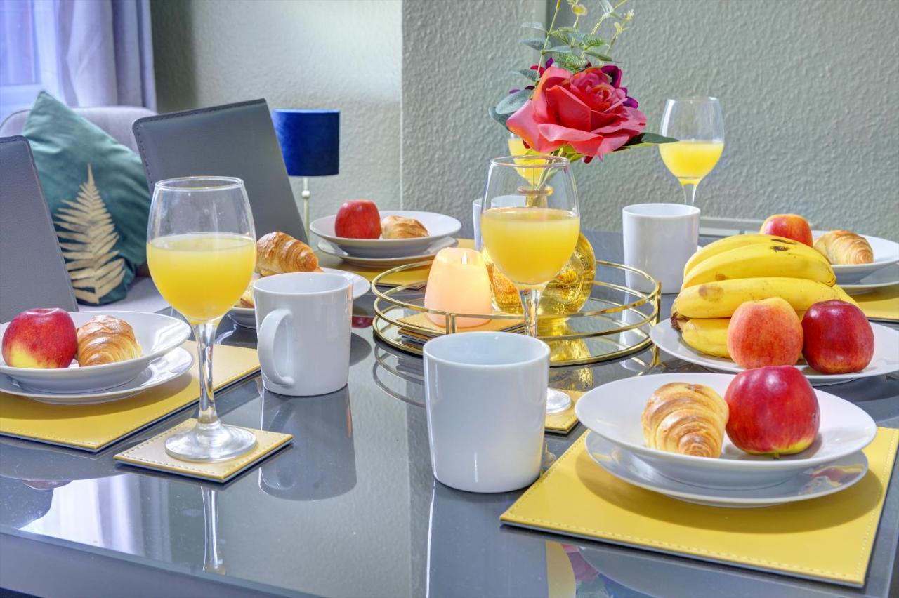 Casa de férias Cheerful Comfort: 2-bedroom With Free Parking & Wi-fi *