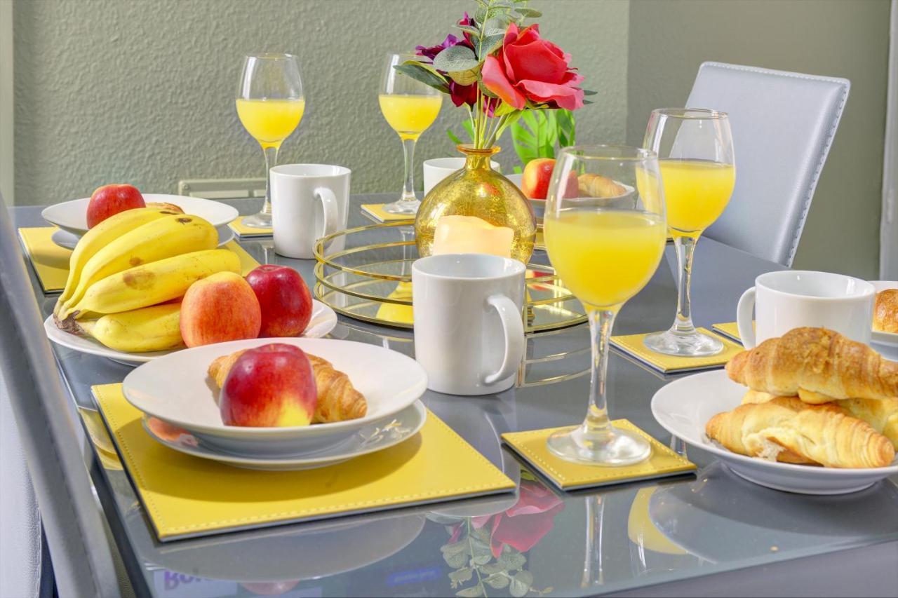 Casa de férias Cheerful Comfort: 2-bedroom With Free Parking & Wi-fi