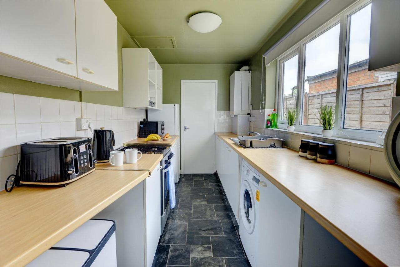 Cheerful Comfort: 2-bedroom With Free Parking & Wi-fi *