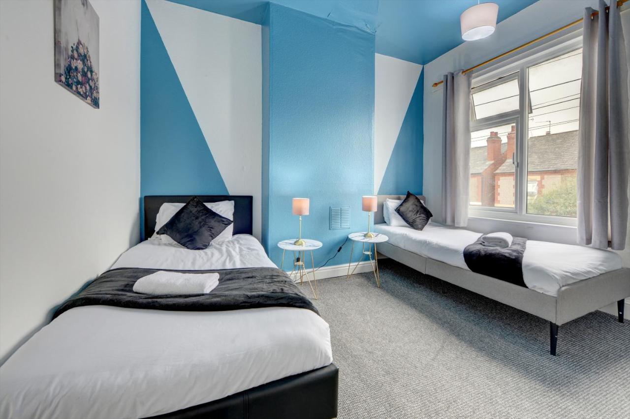 Cheerful Comfort: 2-bedroom With Free Parking & Wi-fi Coventry