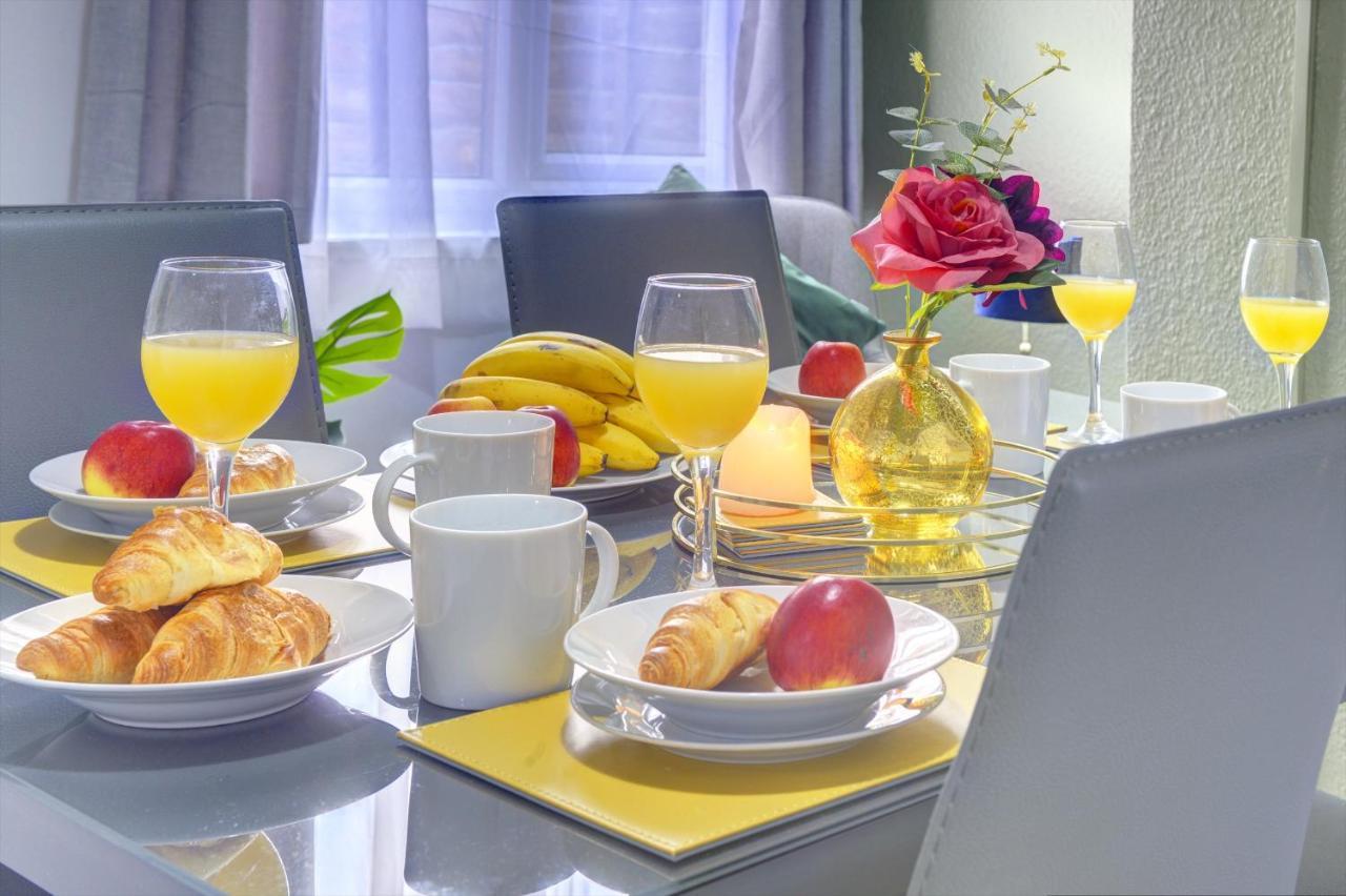 Casa de férias Cheerful Comfort: 2-bedroom With Free Parking & Wi-fi *