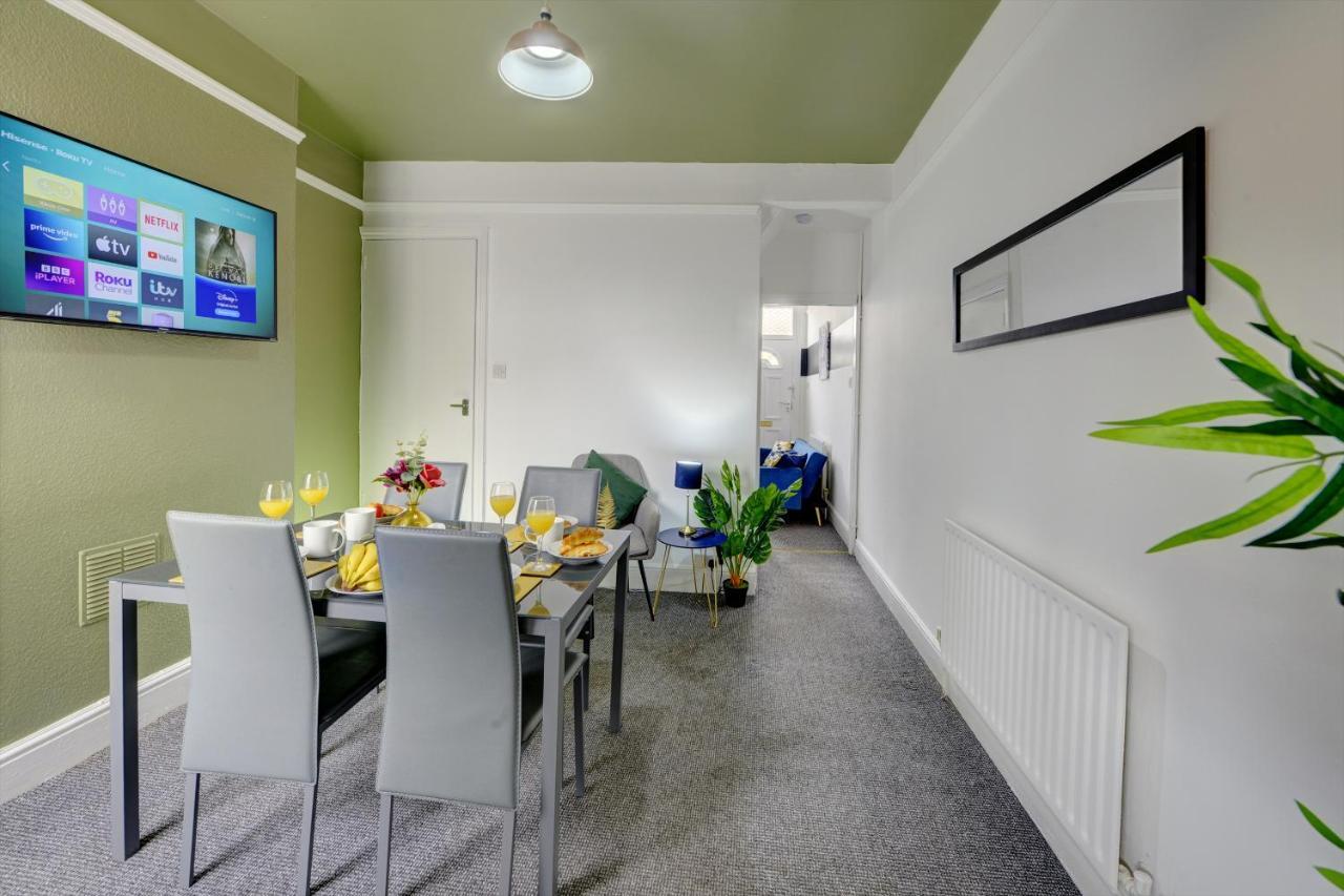 Cheerful Comfort: 2-bedroom With Free Parking & Wi-fi