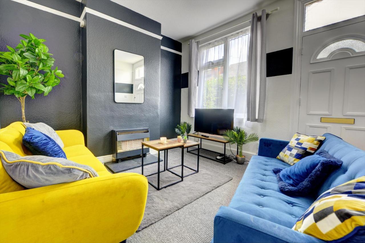 Cheerful Comfort: 2-bedroom With Free Parking & Wi-fi Coventry
