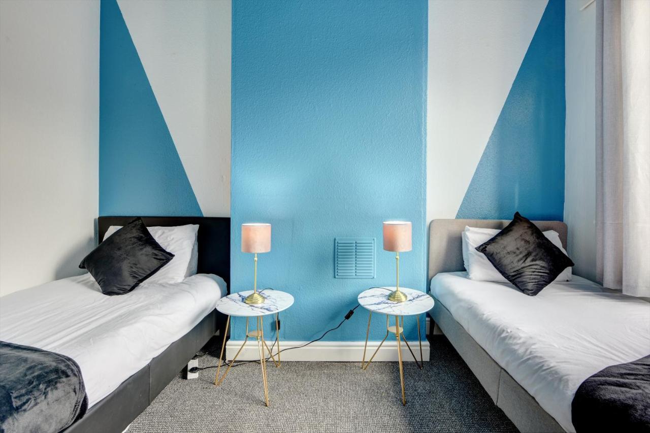 Cheerful Comfort: 2-bedroom With Free Parking & Wi-fi
