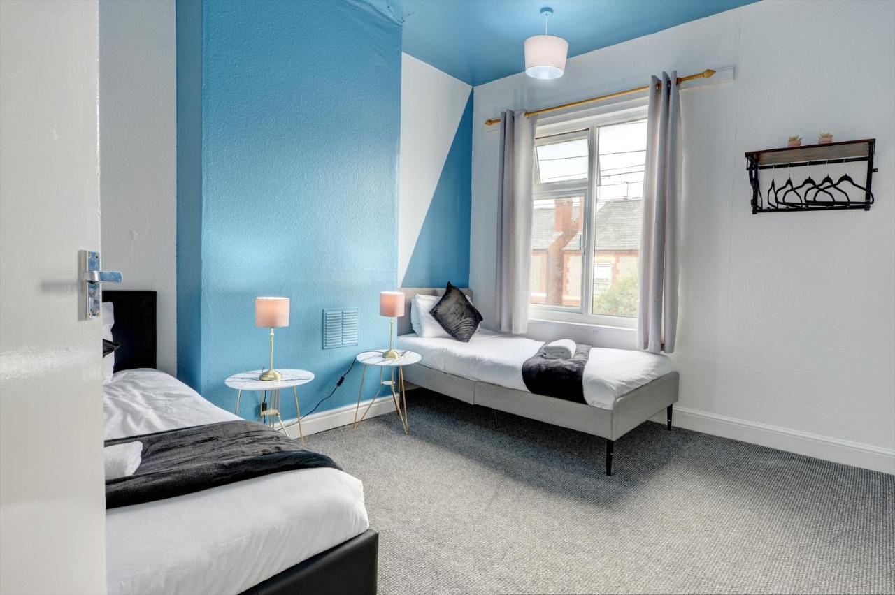 Cheerful Comfort: 2-bedroom With Free Parking & Wi-fi Casa de férias Coventry