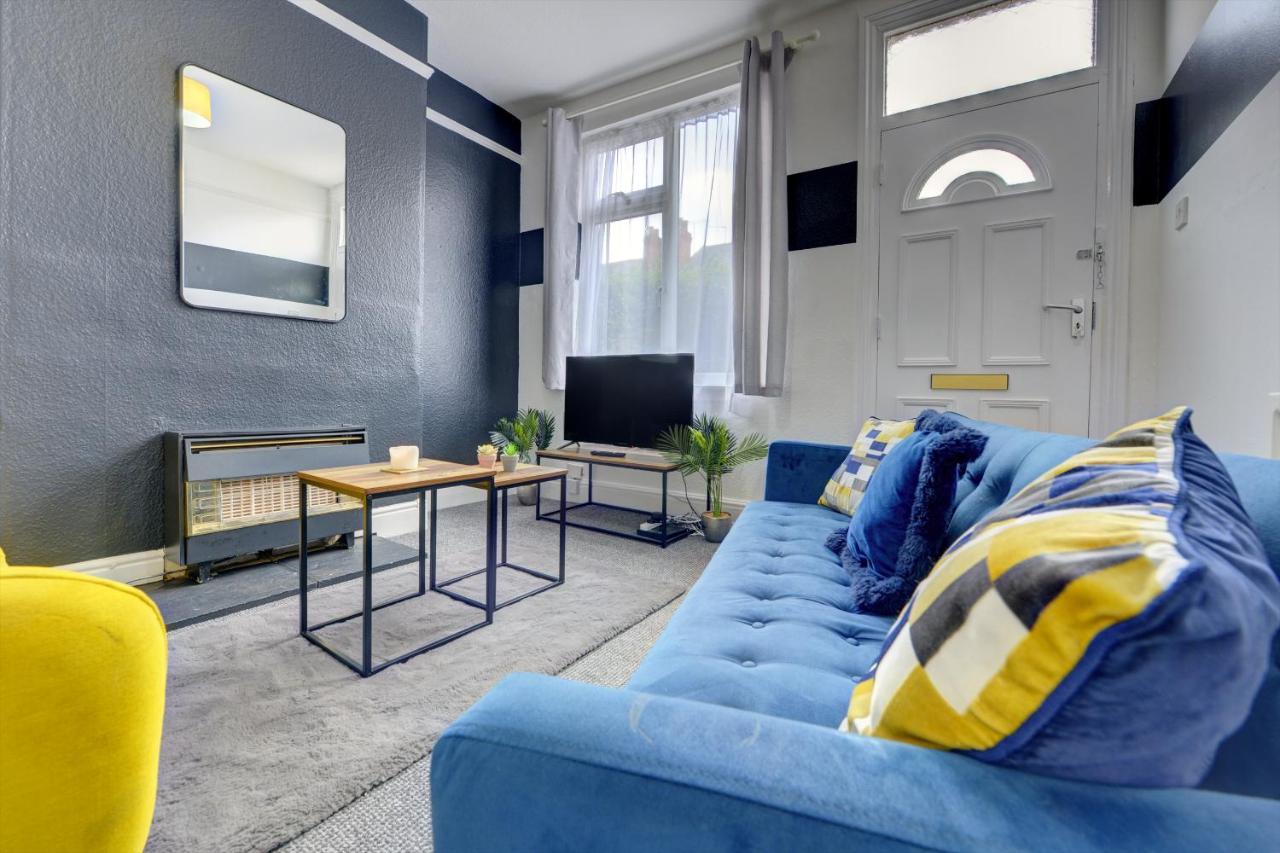 Cheerful Comfort: 2-bedroom With Free Parking & Wi-fi Coventry