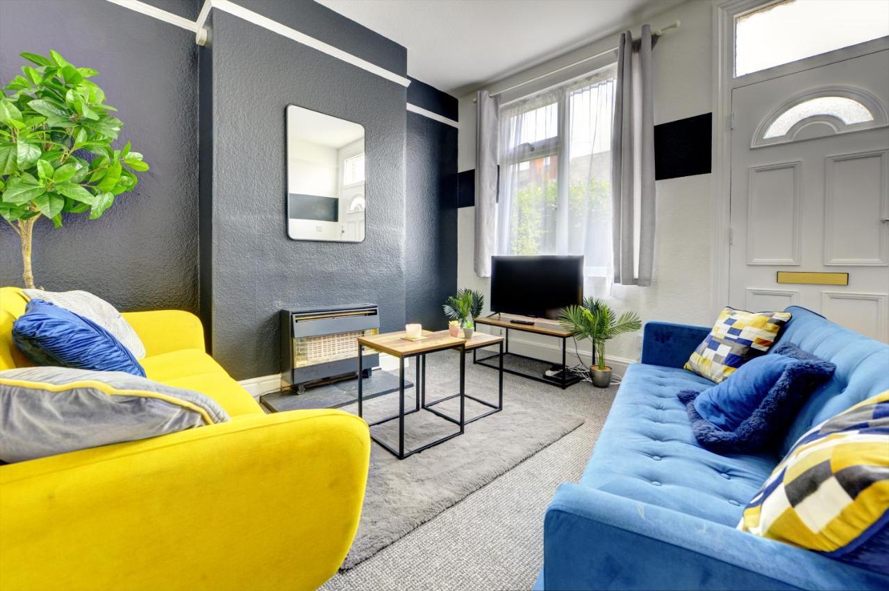 Cheerful Comfort: 2-bedroom With Free Parking & Wi-fi Casa de férias