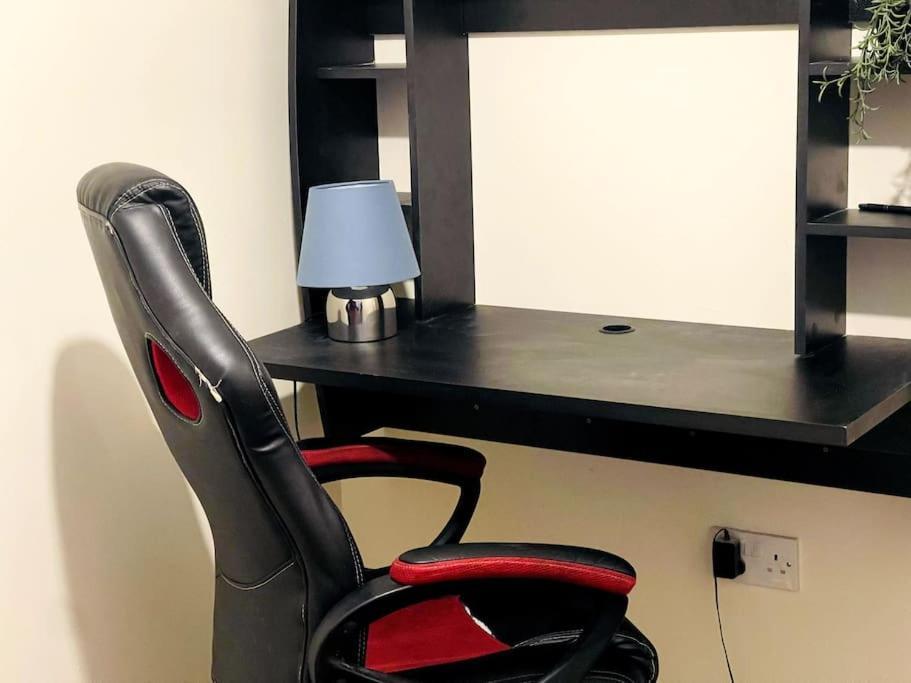 Apartamento Chattel - Massive Homely Space With Garden, Dedicated Office Space & Free Parking *