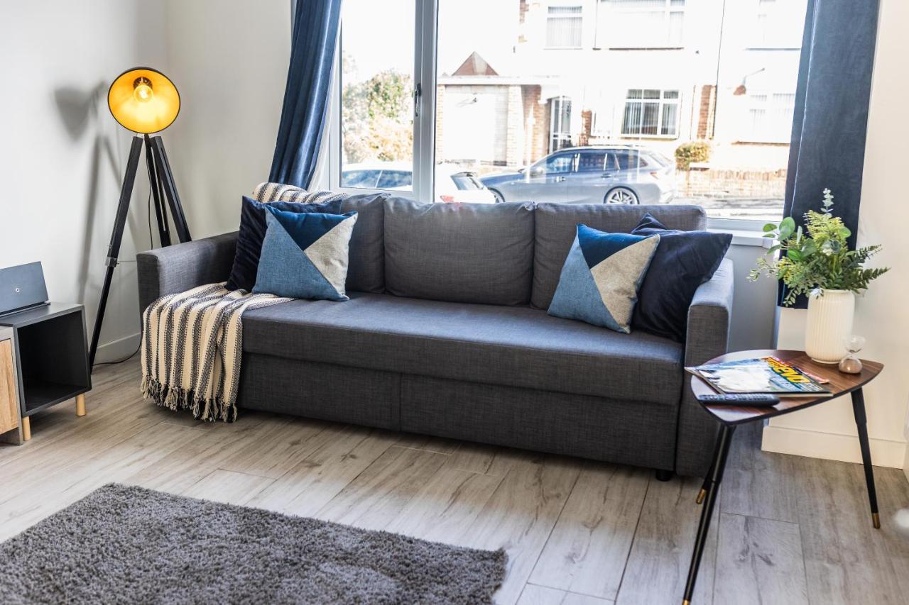 Modern 3-bed House With Parking - Sleeps 7! Holiday home Coventry