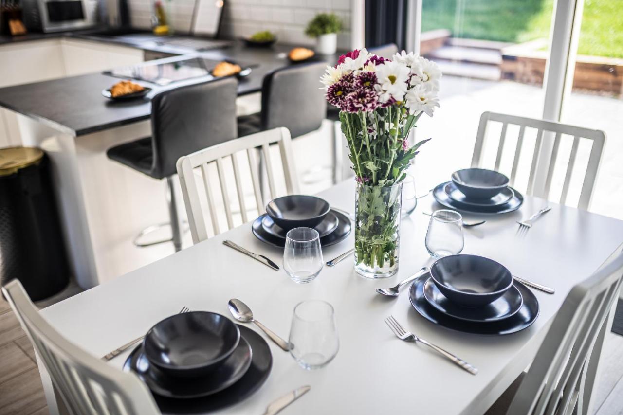 Modern 3-bed House With Parking - Sleeps 7! *