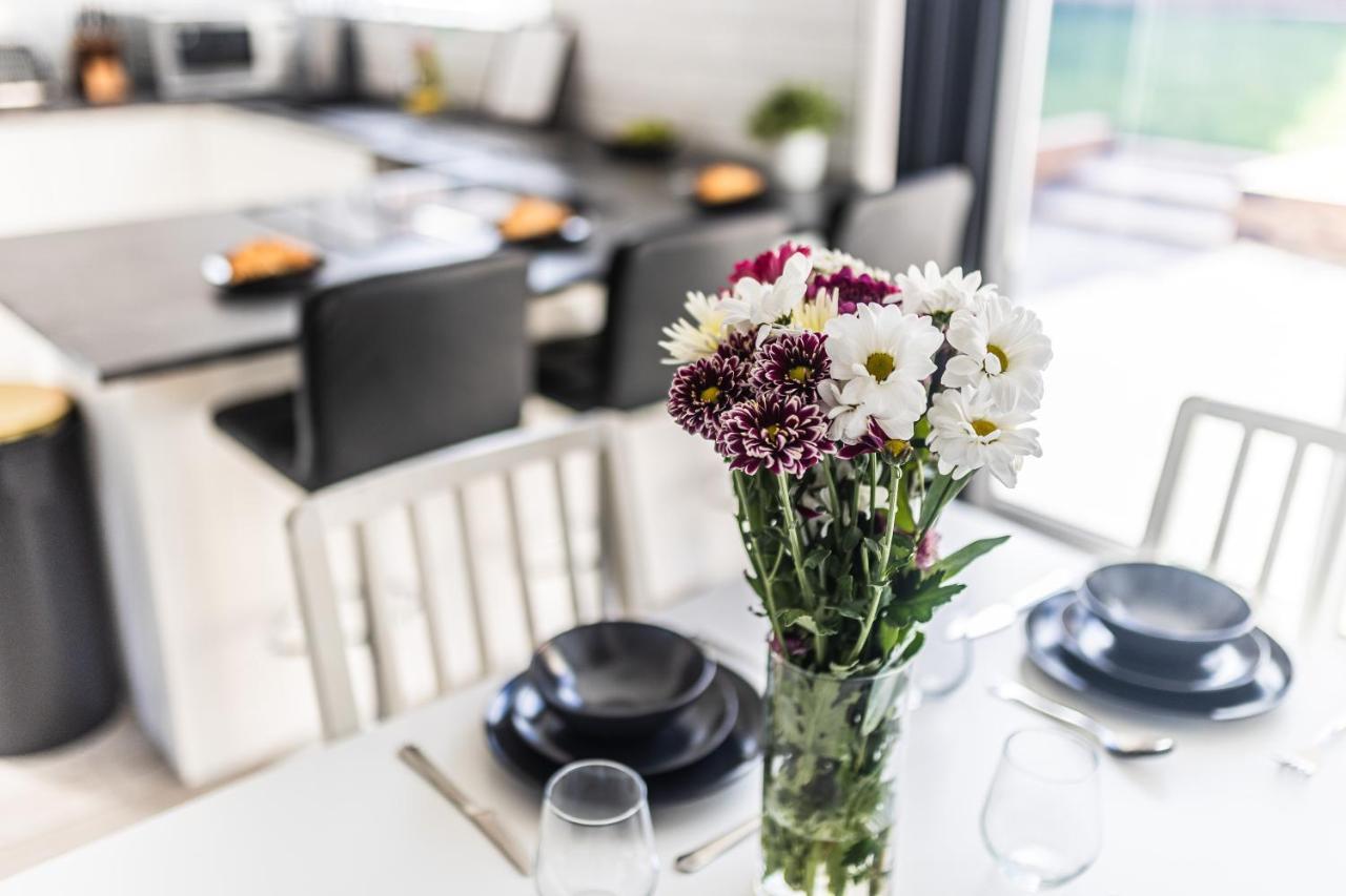 Modern 3-bed House With Parking - Sleeps 7!
