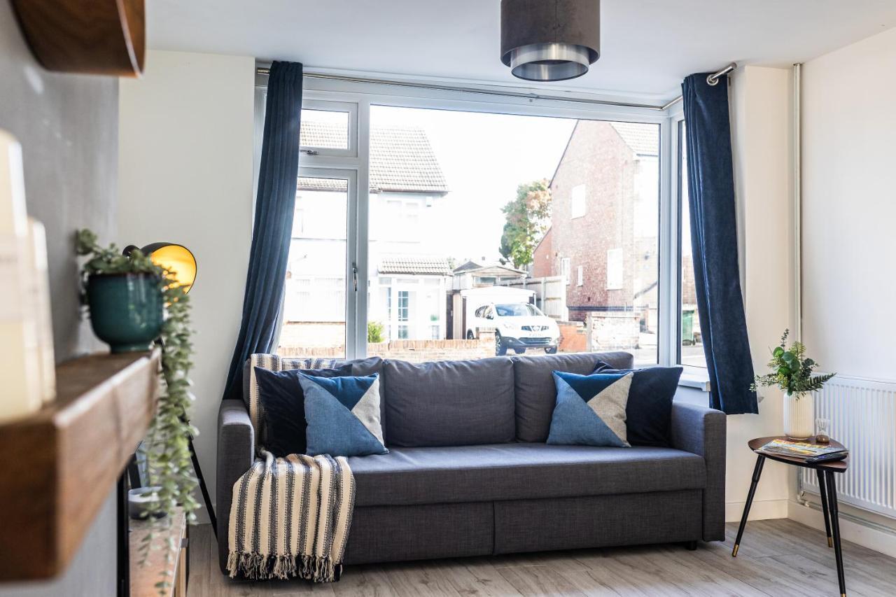 Modern 3-bed House With Parking - Sleeps 7! Holiday home Coventry