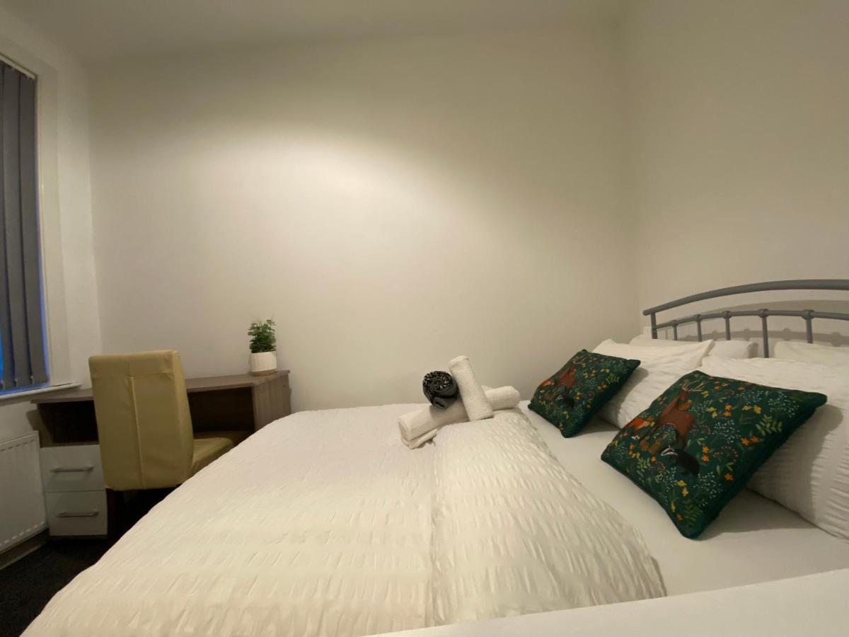 Living Serviced 3 *