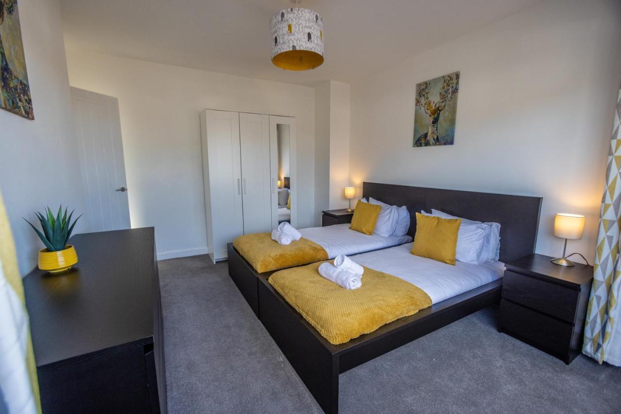 Holiday home Modern 3-bed House With Parking - Sleeps 7! *