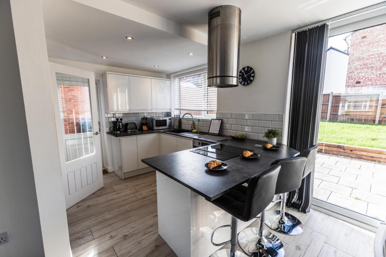 Modern 3-bed House With Parking - Sleeps 7! Holiday home