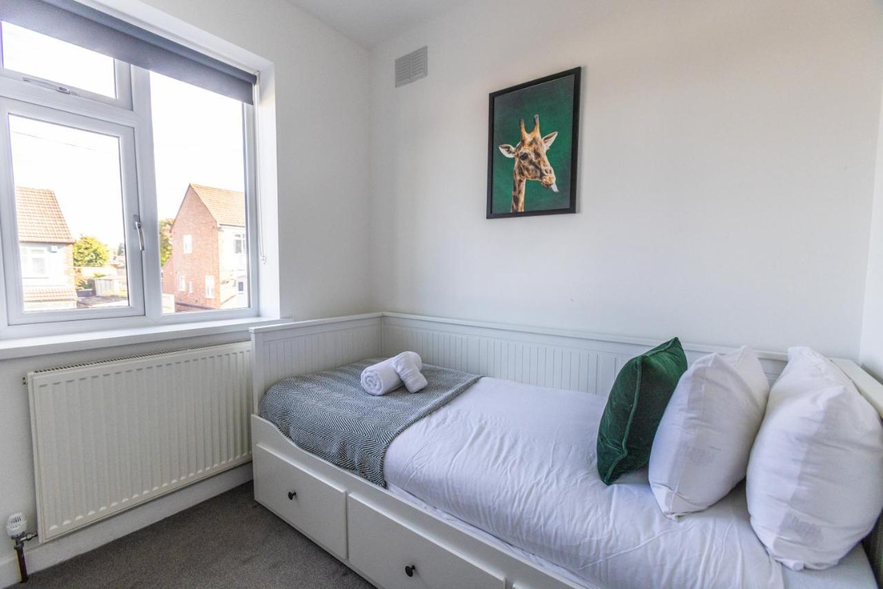 Modern 3-bed House With Parking - Sleeps 7! Holiday home *