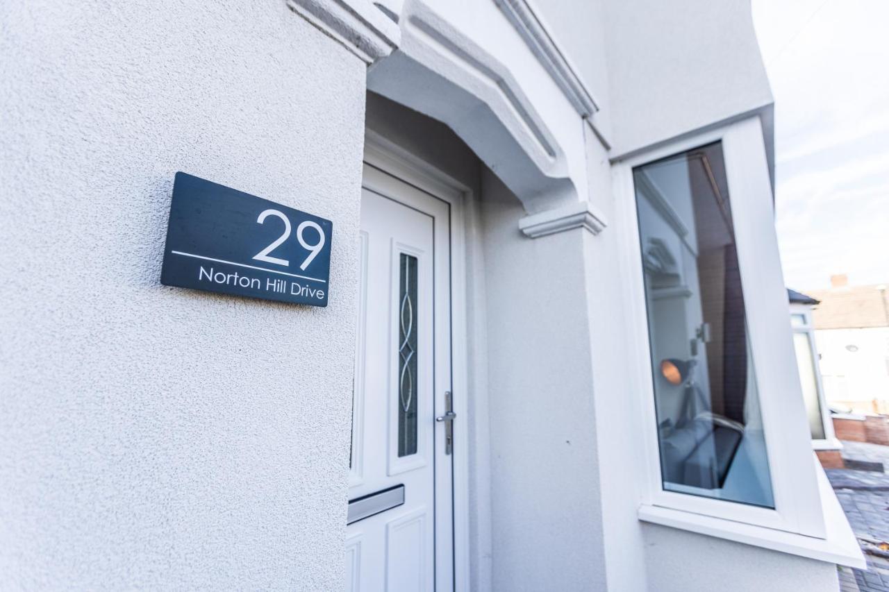 Modern 3-bed House With Parking - Sleeps 7! *