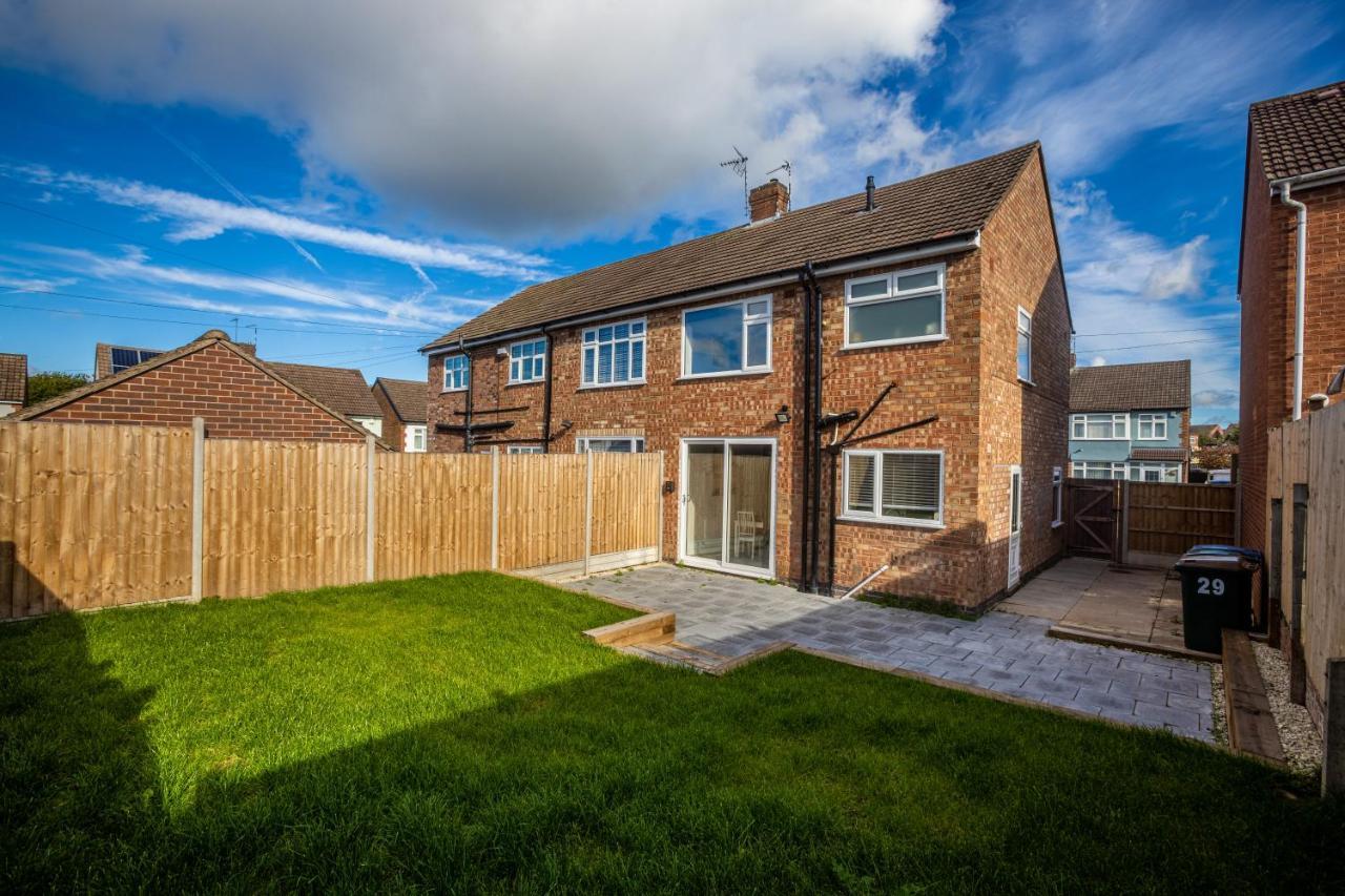 Holiday home Modern 3-bed House With Parking - Sleeps 7!