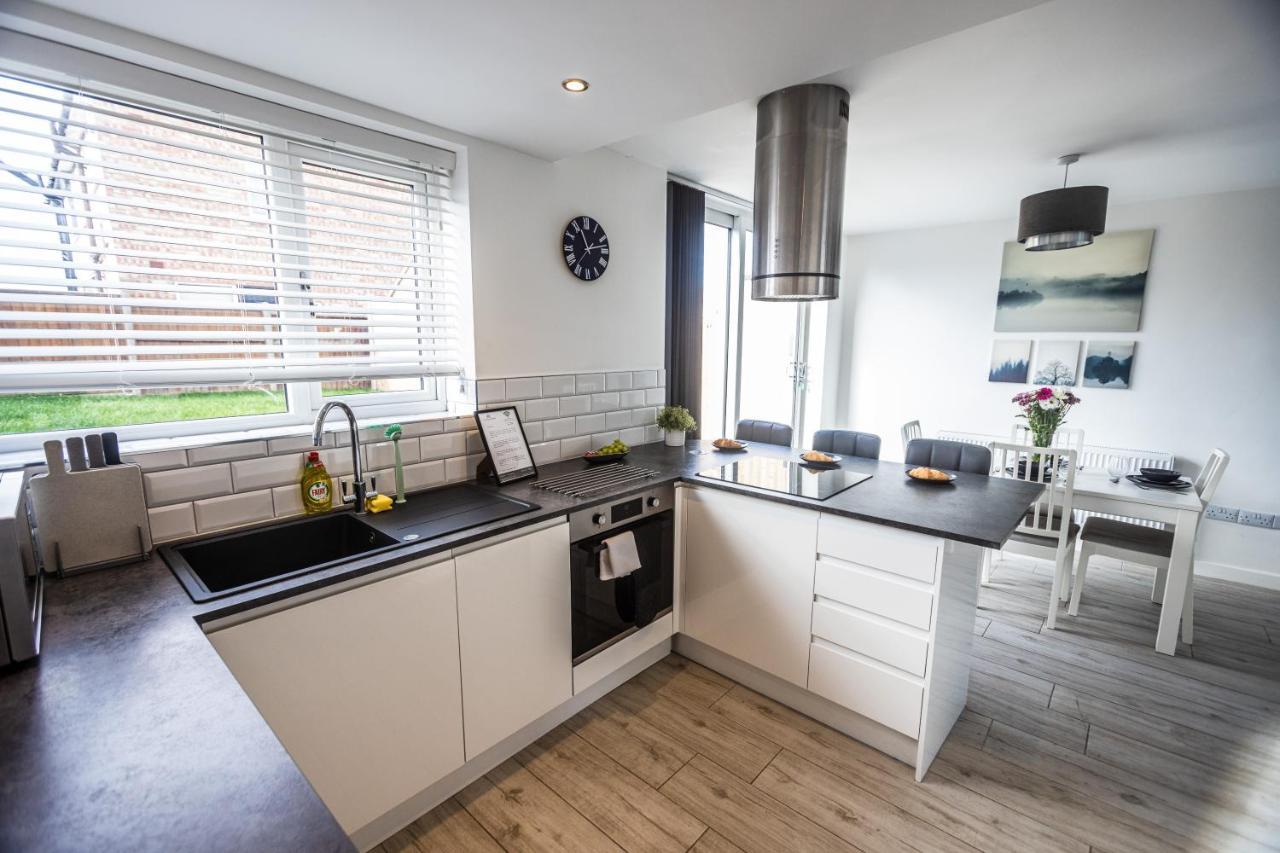 Modern 3-bed House With Parking - Sleeps 7! *