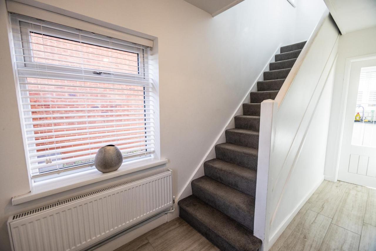 Modern 3-bed House With Parking - Sleeps 7! * Coventry