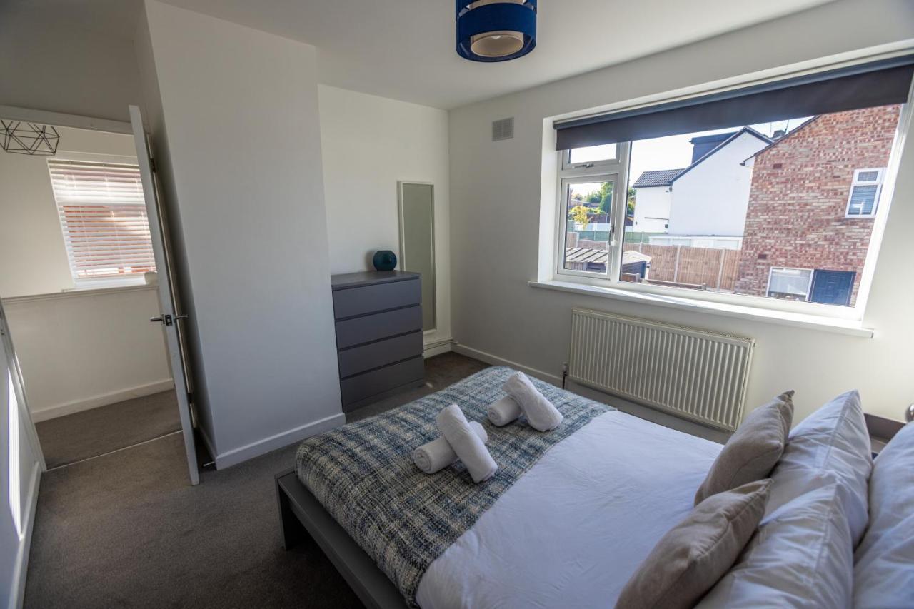 Modern 3-bed House With Parking - Sleeps 7! * Coventry