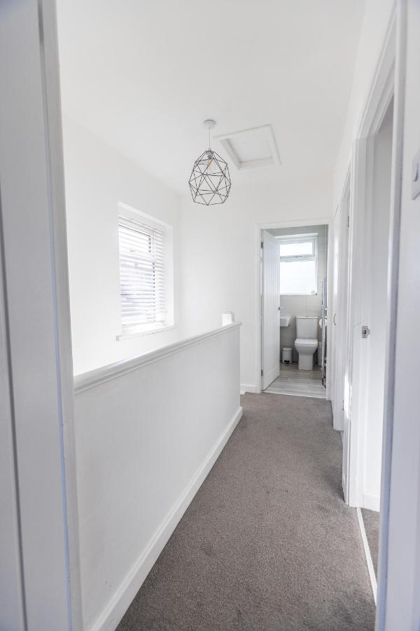 Modern 3-bed House With Parking - Sleeps 7! *