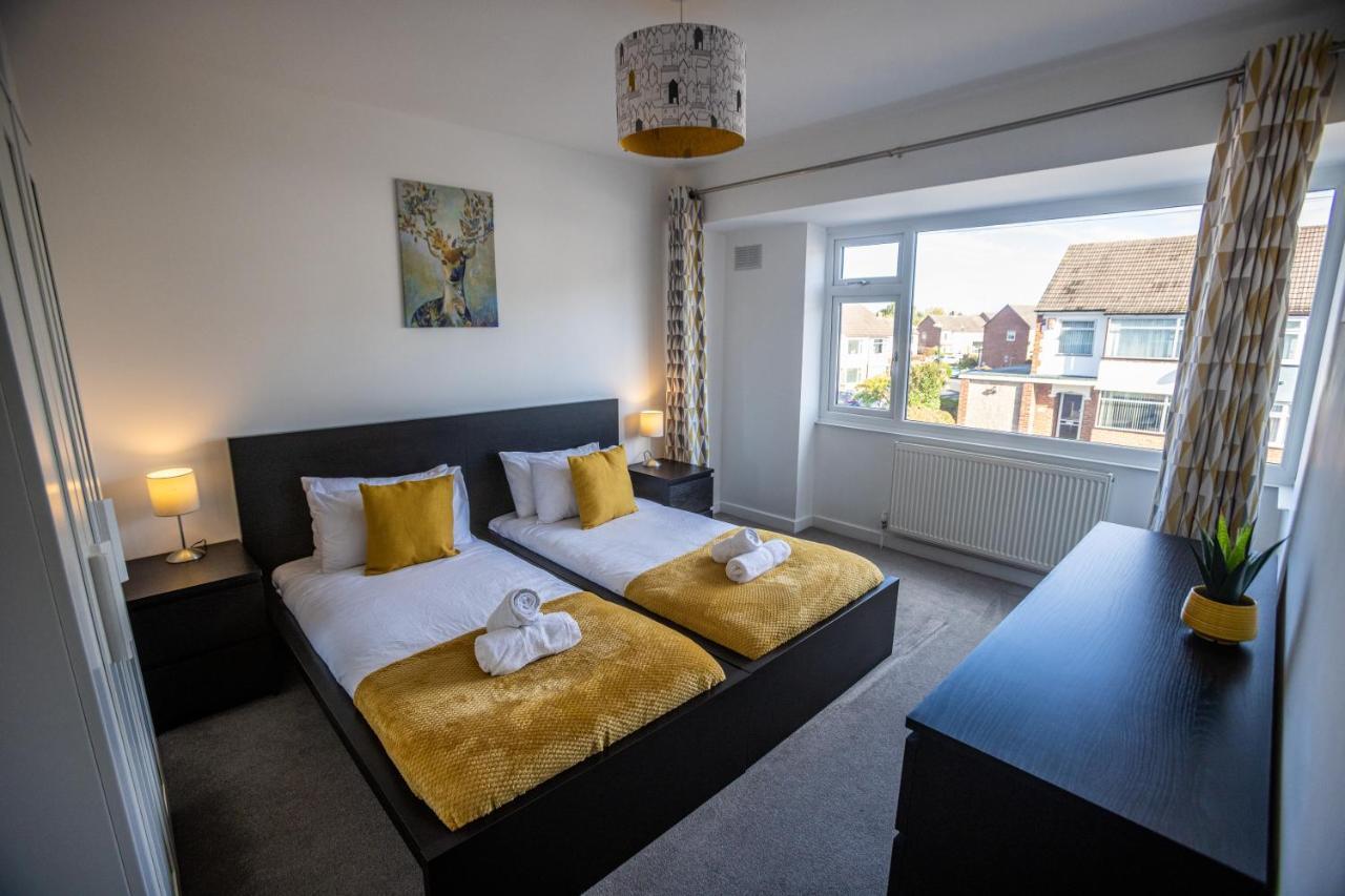 Holiday home Modern 3-bed House With Parking - Sleeps 7! *