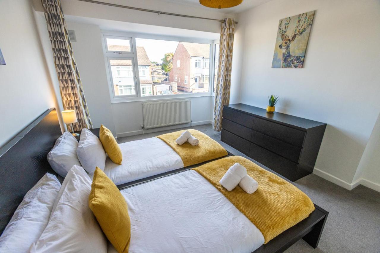Modern 3-bed House With Parking - Sleeps 7! Holiday home