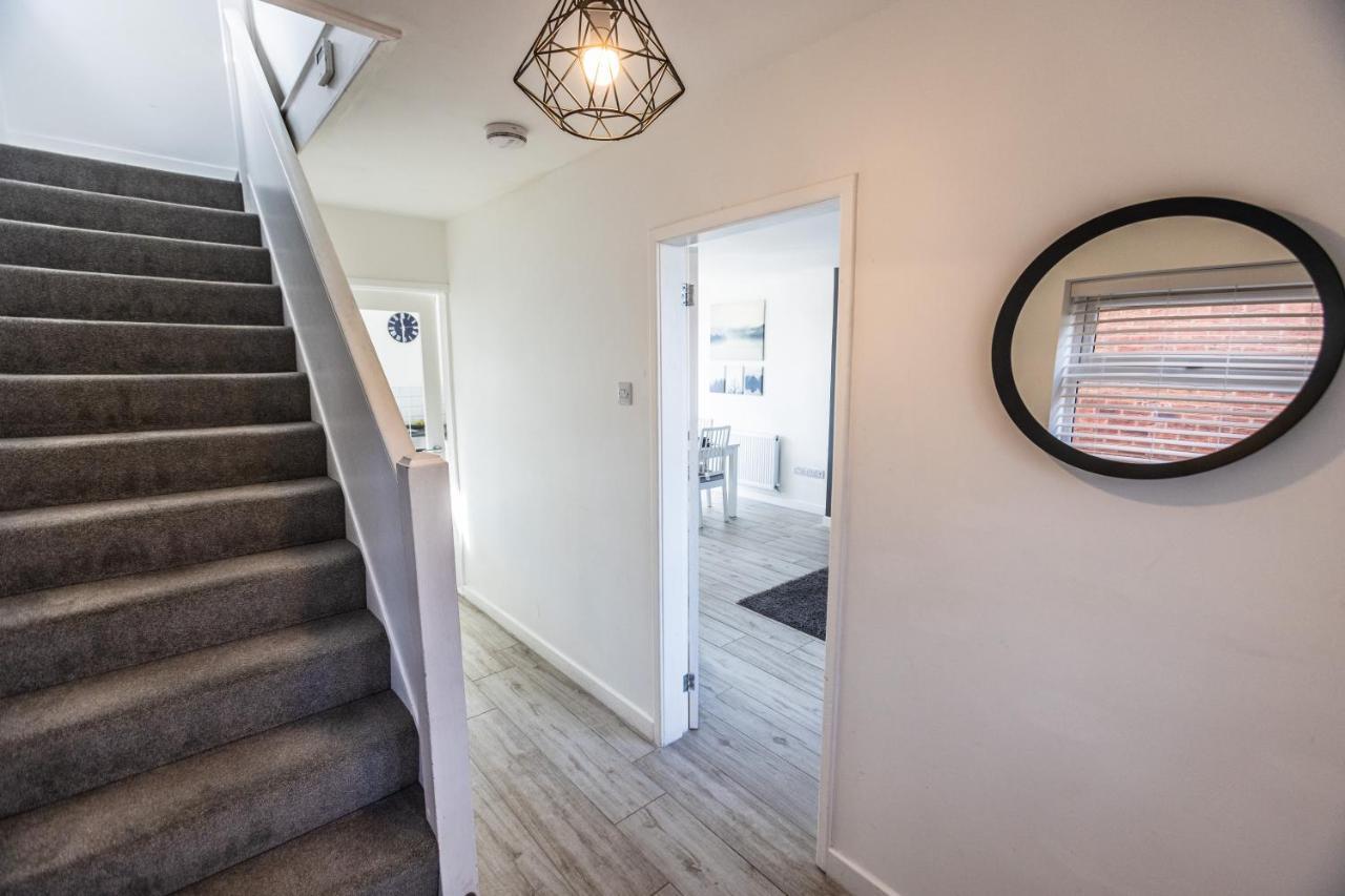 Modern 3-bed House With Parking - Sleeps 7! * Coventry