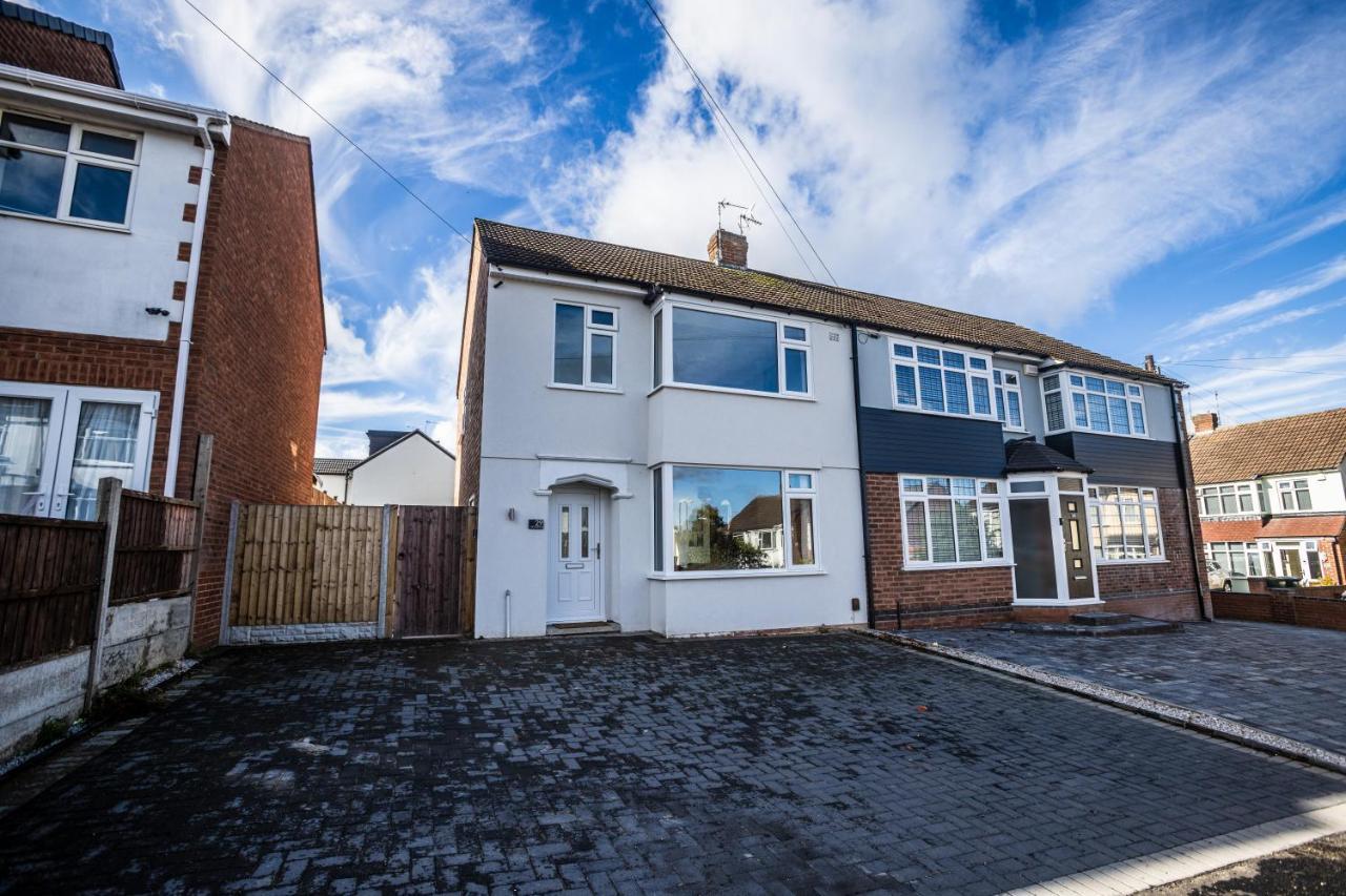 Modern 3-bed House With Parking - Sleeps 7! * Coventry