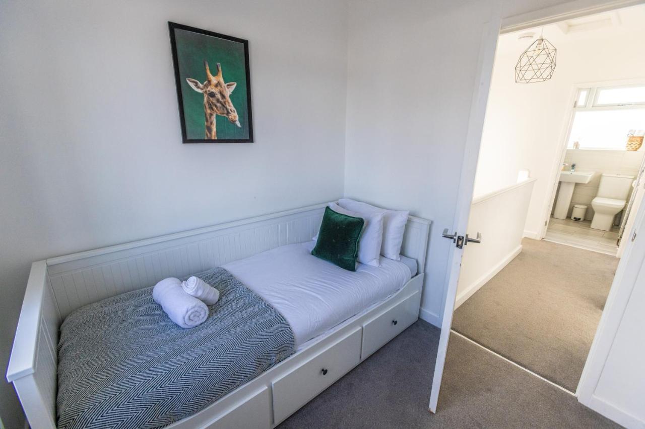 Modern 3-bed House With Parking - Sleeps 7! Holiday home *