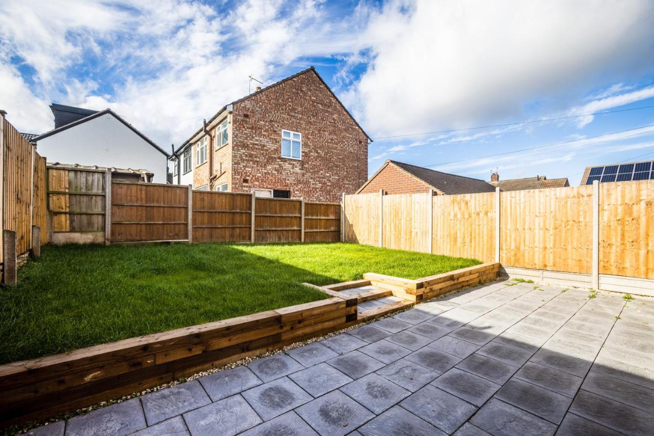Modern 3-bed House With Parking - Sleeps 7! Coventry