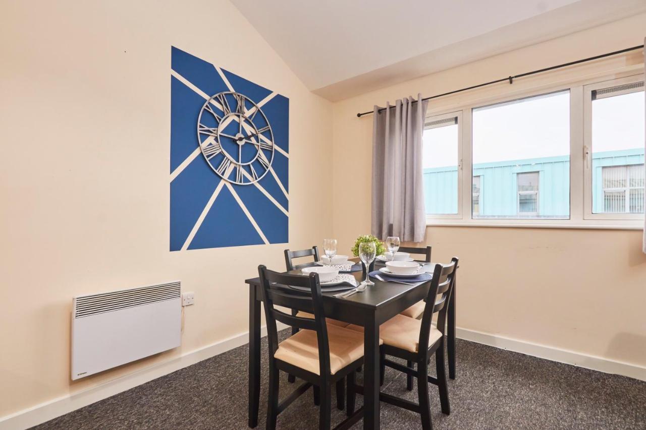 Large 2 Bed In - Sleeps 6 - Parking * Coventry