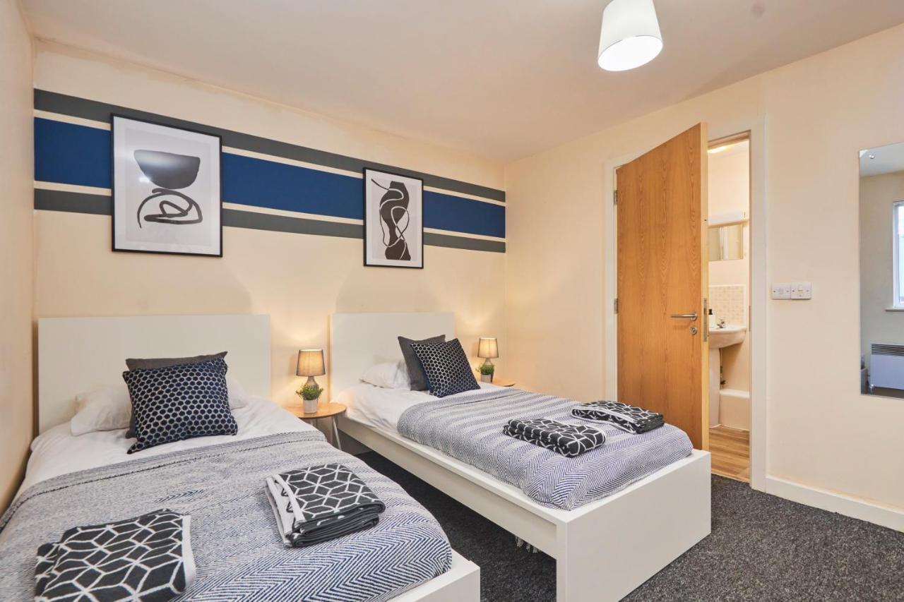 Large 2 Bed In - Sleeps 6 - Parking Coventry