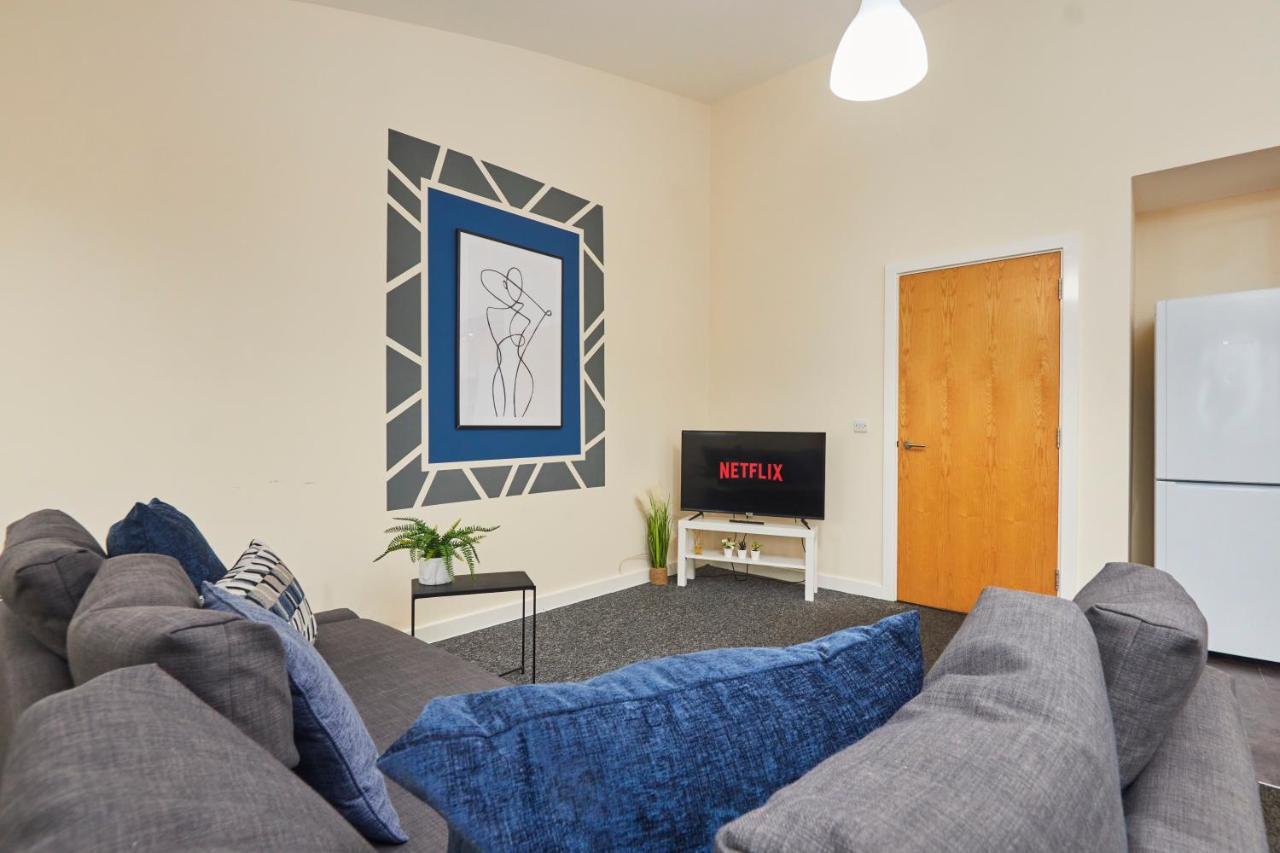 Large 2 Bed In - Sleeps 6 - Parking *