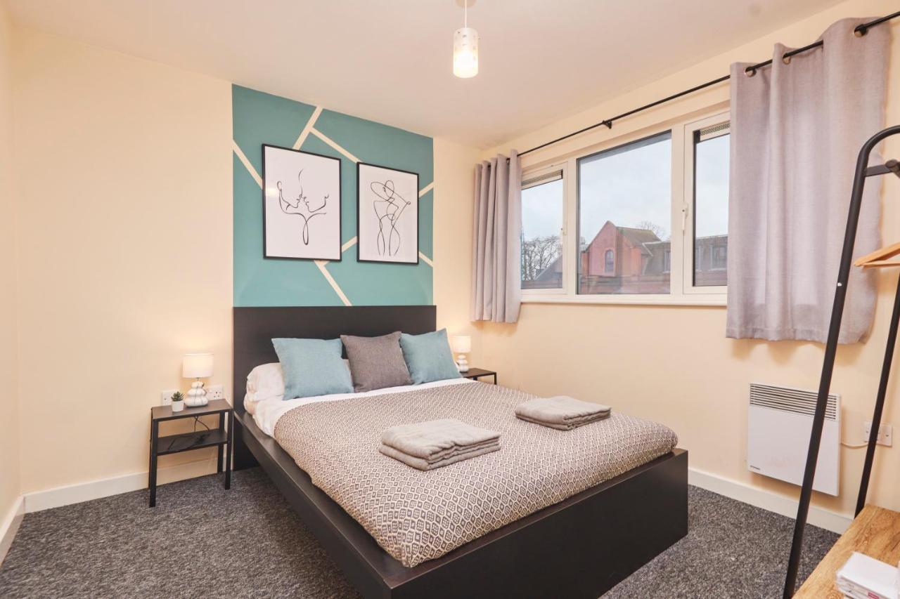Large 2 Bed In - Sleeps 6 - Parking *