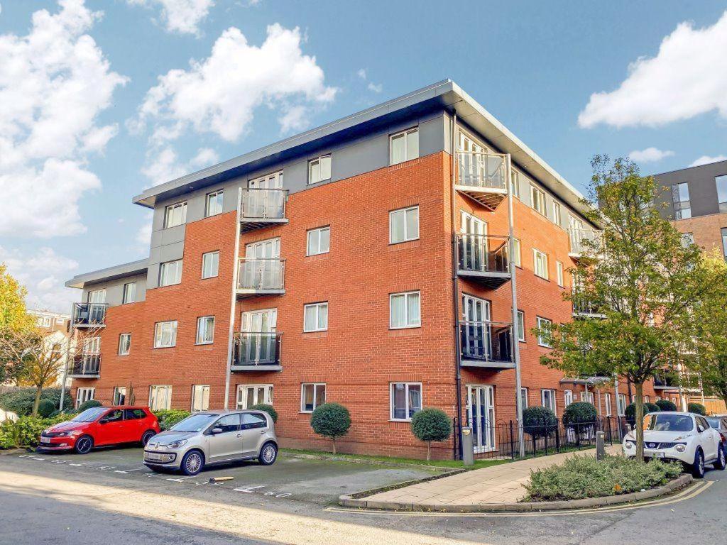 Entire Ground Floor Modern In Centre Apartment