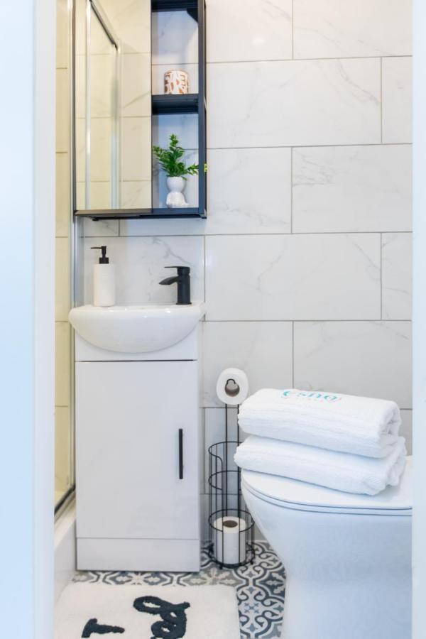 5 Bed 5 Bath House, Free Parking, Patio Garden - Esho