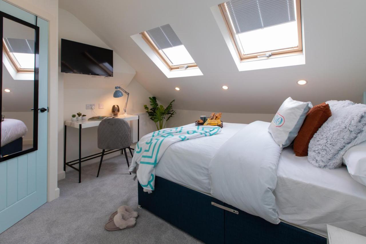 5 Bed 5 Bath House, Free Parking, Patio Garden - Esho Holiday home